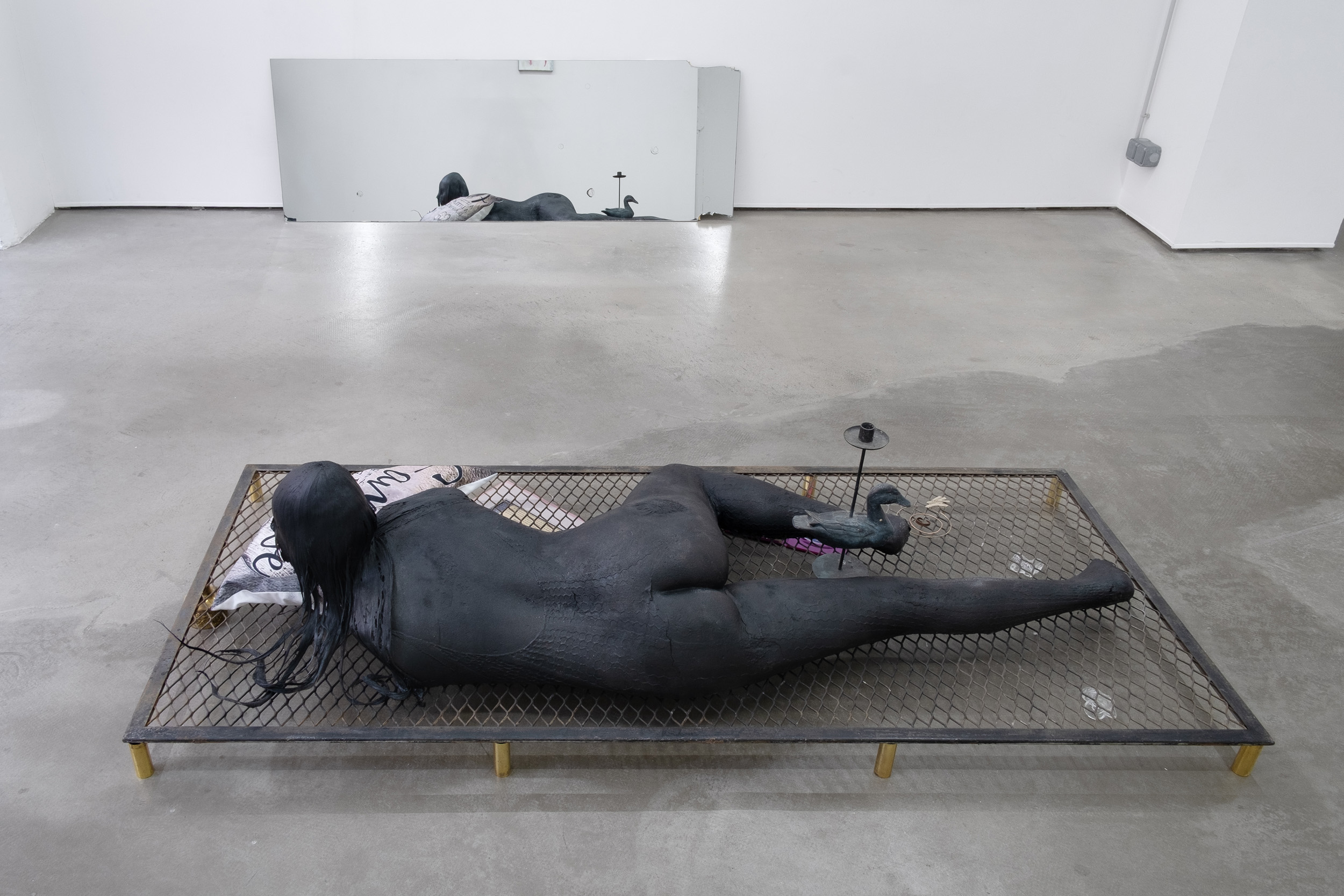 Cleopatra Gones, Sans titre (Sculpture sur sommier), 2025